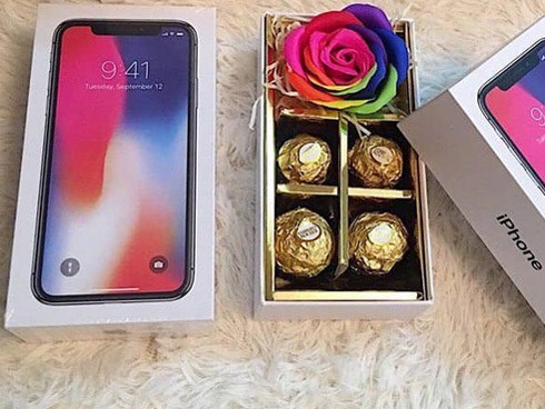 Sự thật gây 'sốc' bên trong hộp quà iPhone giá 200.000 đồng