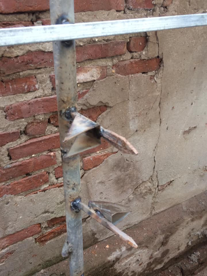 Hàng rào sắt nhọn hoắt hướng ra lối đi của người hàng xóm khiến dân mạng kinh hãi-1