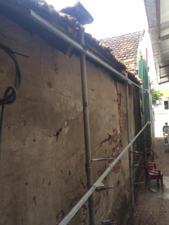 Hàng rào sắt nhọn hoắt hướng ra lối đi của người hàng xóm khiến dân mạng kinh hãi-2