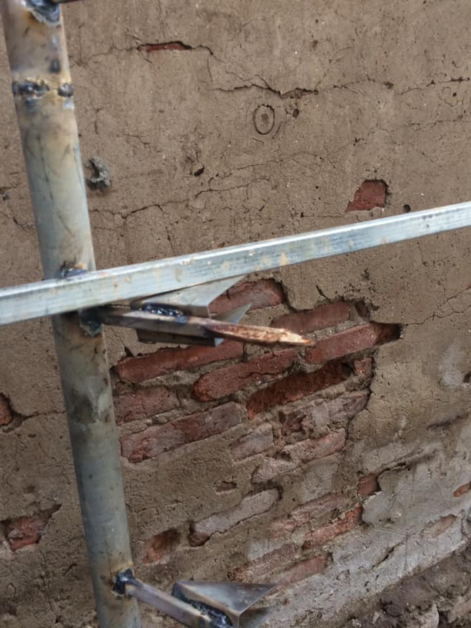 Hàng rào sắt nhọn hoắt hướng ra lối đi của người hàng xóm khiến dân mạng kinh hãi-3