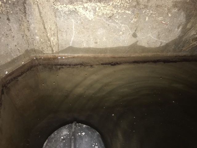 Sau sự cố nước nhiễm dầu ở Hà Nội, nhiều bể chứa nước dự phòng bỗng xuất hiện chất nhầy lạ?-1