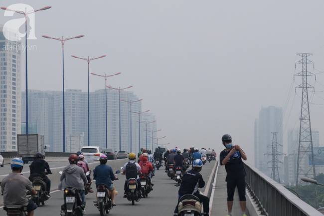 TP.HCM lại xuất hiện sương mù dày đặc từ sáng đến trưa, người dân ngán ngẩm khi ra đường vì sợ ô nhiễm-2