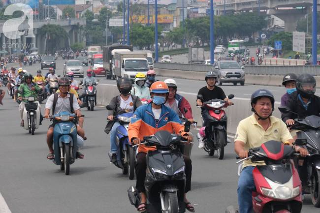 TP.HCM lại xuất hiện sương mù dày đặc từ sáng đến trưa, người dân ngán ngẩm khi ra đường vì sợ ô nhiễm-3