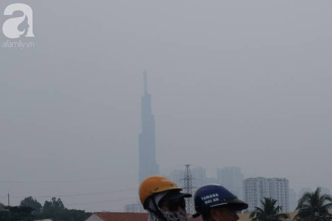 TP.HCM lại xuất hiện sương mù dày đặc từ sáng đến trưa, người dân ngán ngẩm khi ra đường vì sợ ô nhiễm-13