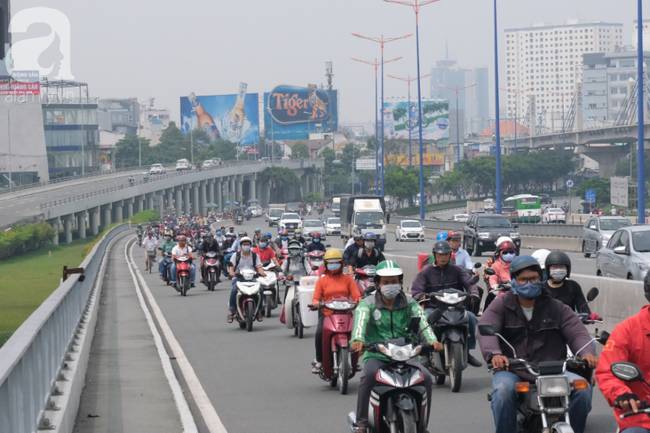 TP.HCM lại xuất hiện sương mù dày đặc từ sáng đến trưa, người dân ngán ngẩm khi ra đường vì sợ ô nhiễm-15