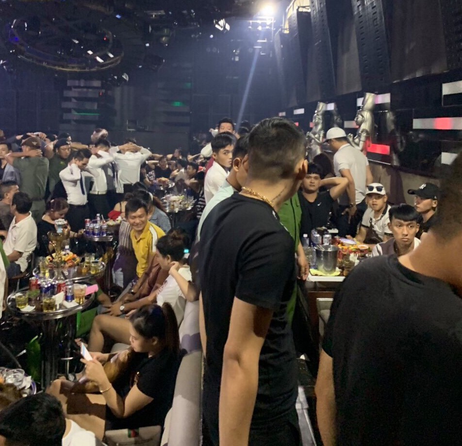 Đột kích quán bar ở Sài Gòn, hàng trăm dân chơi tháo chạy tán loạn-1