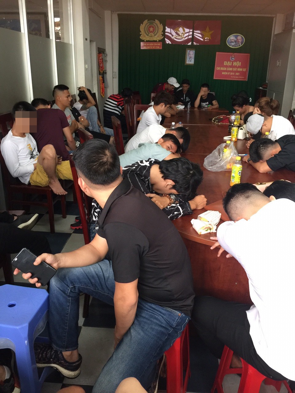 Đột kích quán bar ở Sài Gòn, hàng trăm dân chơi tháo chạy tán loạn-2