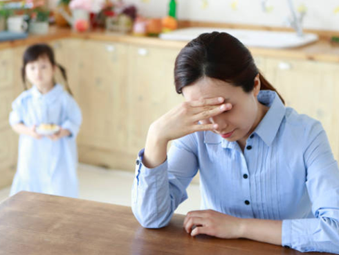 Nghe tin con gái ở nhà một mình bị ngã gãy tay, tôi tức giận mắng vợ thì bác sĩ lại bảo: