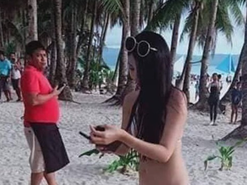 Cô gái mặc bikini 'nhỏ như sợi dây' suy sụp khi bị chỉ trích nặng nề
