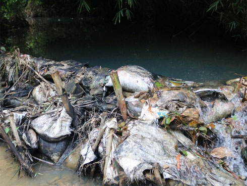 Bất thường đường đi của xe ô tô chở dầu thải đổ xuống nguồn nước sông Đà-6