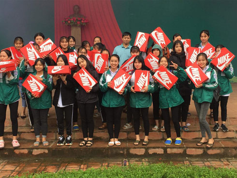 Ôm bó hoa lên tặng cô giáo 20-10 kèm câu chúc: Chúc cô sống lâu để dạy dỗ tụi em, phản ứng của cô giáo khiến nhiều người bất ngờ-2