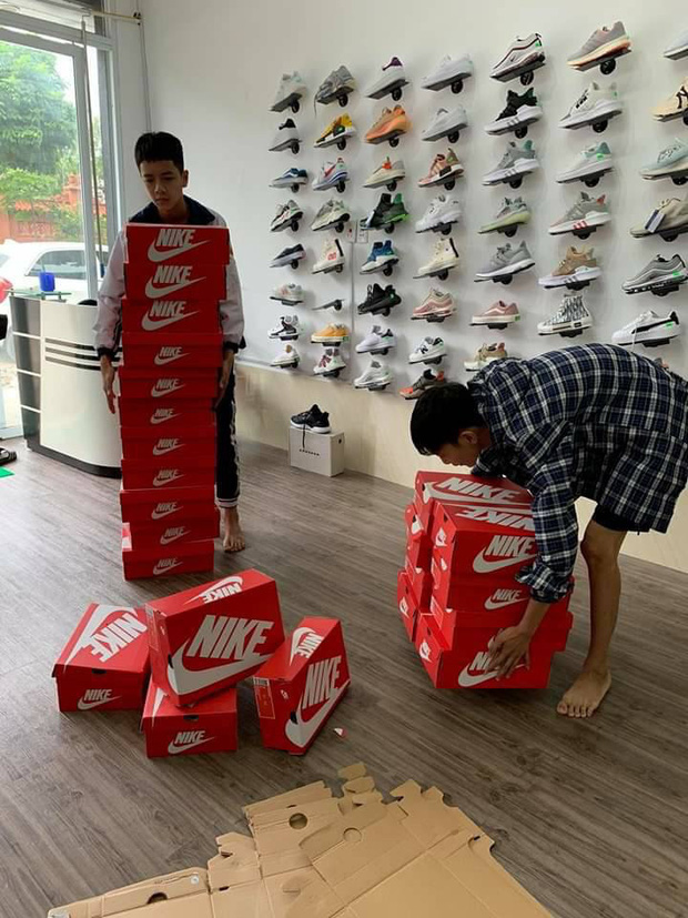 20/10 tặng mỗi bạn nữ trong lớp một đôi giày Nike, tính ra cũng mấy chục triệu, lớp học chất chơi nhất đây rồi-8