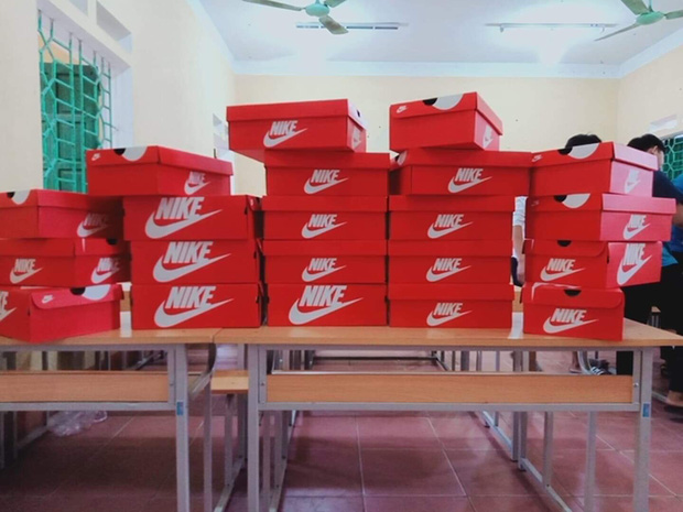 20/10 tặng mỗi bạn nữ trong lớp một đôi giày Nike, tính ra cũng mấy chục triệu, lớp học chất chơi nhất đây rồi-2