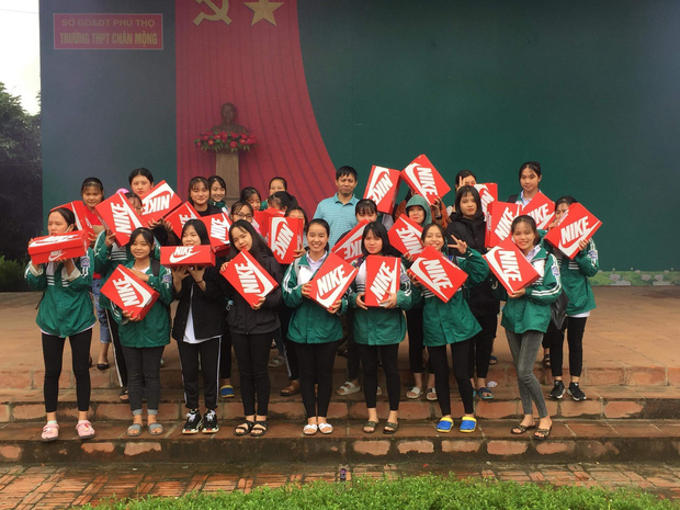 20/10 tặng mỗi bạn nữ trong lớp một đôi giày Nike, tính ra cũng mấy chục triệu, lớp học chất chơi nhất đây rồi-1