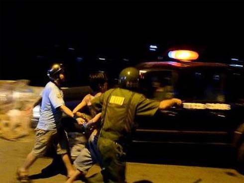 Người đàn ông dí dao doạ cướp nửa triệu đồng của thanh niên 9X bán hủ tiếu ở Sài Gòn-1