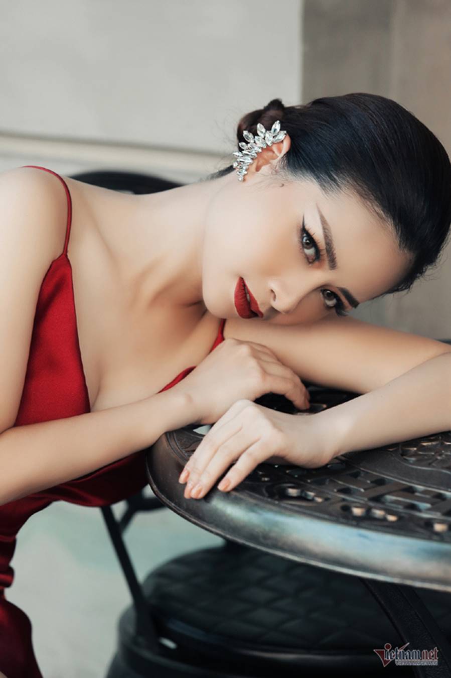 Dương Hoàng Yến gợi cảm với lưng trần ngọc ngà-5