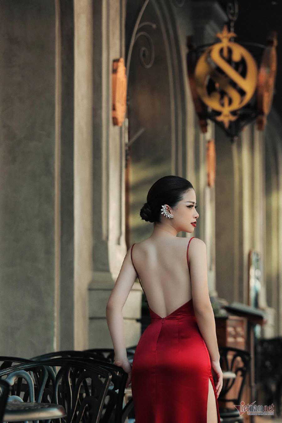 Dương Hoàng Yến gợi cảm với lưng trần ngọc ngà-6