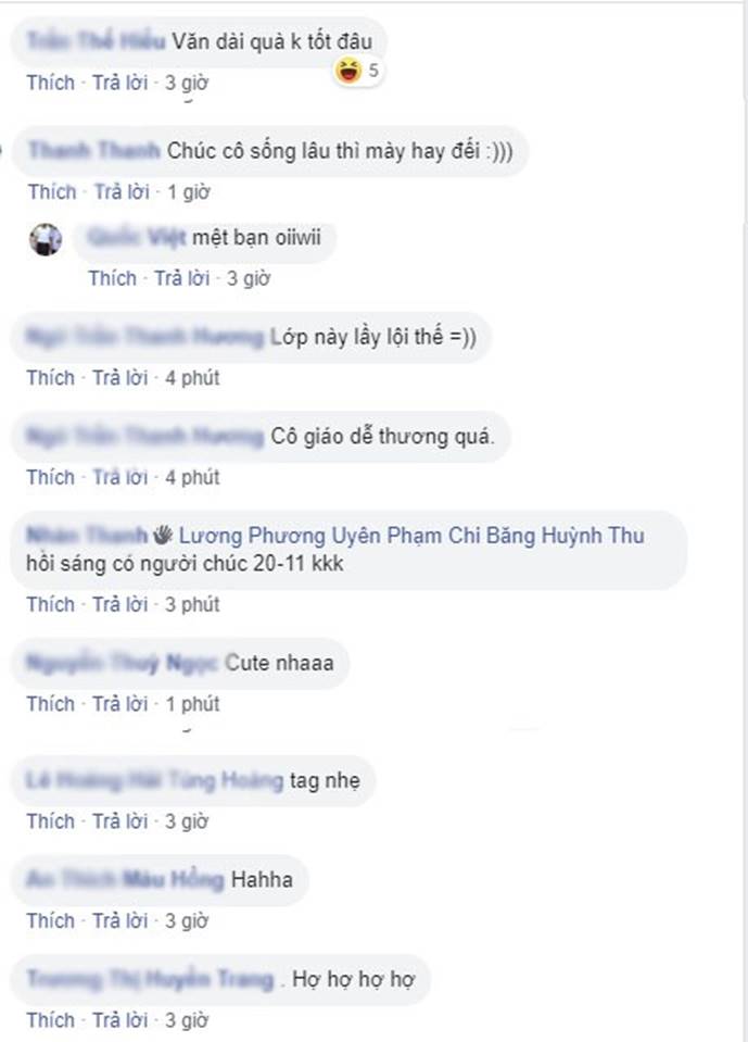 Ôm bó hoa lên tặng cô giáo 20-10 kèm câu chúc: Chúc cô sống lâu để dạy dỗ tụi em, phản ứng của cô giáo khiến nhiều người bất ngờ-1