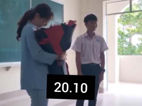 Ôm bó hoa lên tặng cô giáo 20-10 kèm câu chúc: Chúc cô sống lâu để dạy dỗ tụi em, phản ứng của cô giáo khiến nhiều người bất ngờ