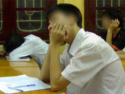 Mặc kệ bạn bè miệt mài học bài ngay xung quanh, những cô cậu học sinh này vẫn thản nhiên làm hành động khiến nhiều người phải nhịn cười-5