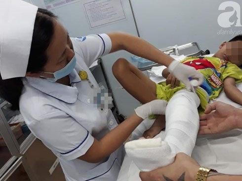 Thương tâm: Chở 2 con đi thăm bà nội không may gặp tai nạn khiến cha tử vong, bé trai 8 tuổi thương nặng