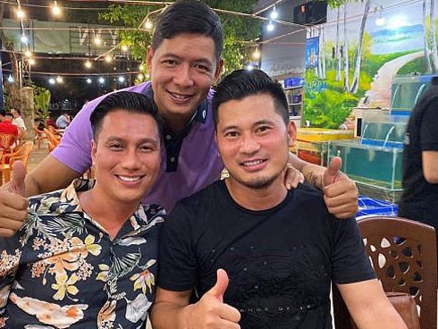Chụp ảnh camera thường khi hội ngộ cùng Bình Minh, Việt Anh lộ nhiều nếp nhăn ở đuôi mắt