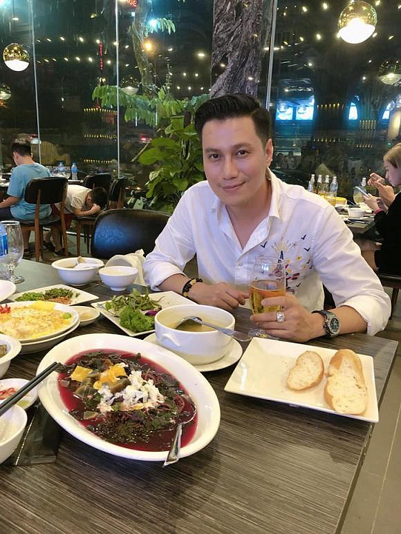 Chụp ảnh camera thường khi hội ngộ cùng Bình Minh, Việt Anh lộ nhiều nếp nhăn ở đuôi mắt-5