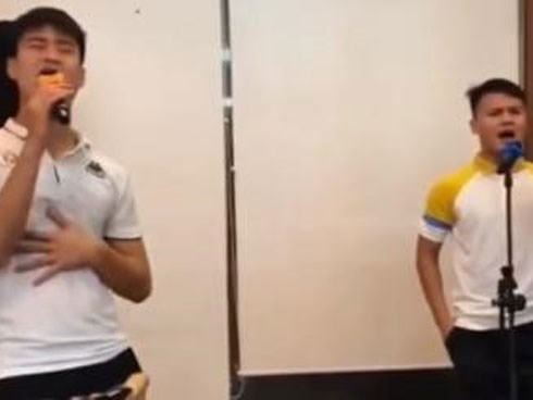 Duy Mạnh, Quang Hải gây cười khi song ca 'Ai là người thương em'