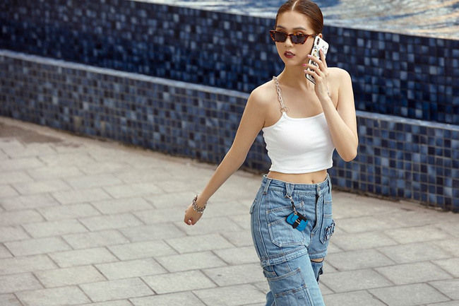 Khoe quần jeans trước sau như một, tưởng không ai dám mặc hóa ra Ngọc Trinh lại đụng hàng với cô em chân siêu dài nhà Kim-10