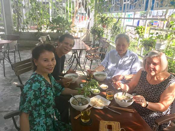 Gia đình Kim Lý sang tận Việt Nam mừng 20/10 cùng bố mẹ Hà Hồ-6