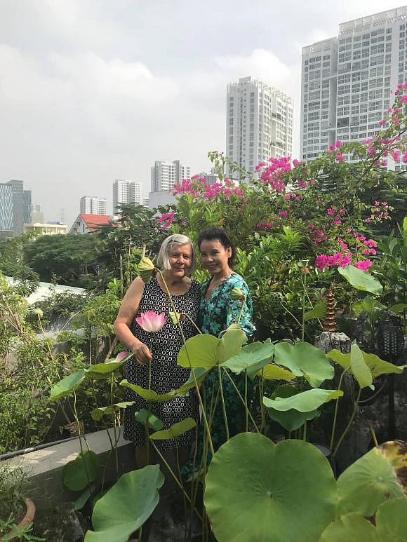 Gia đình Kim Lý sang tận Việt Nam mừng 20/10 cùng bố mẹ Hà Hồ-4