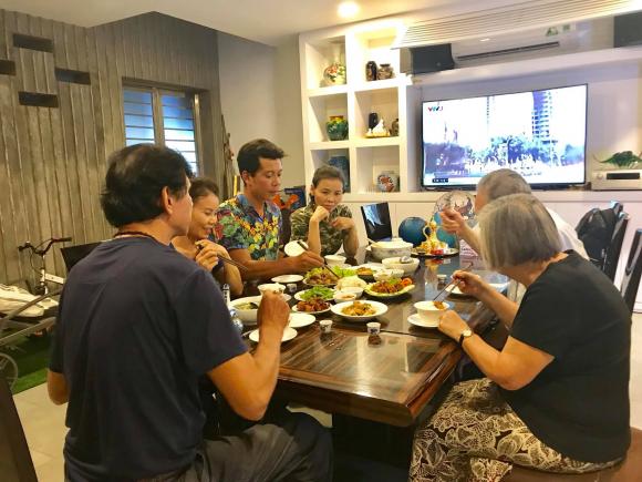 Gia đình Kim Lý sang tận Việt Nam mừng 20/10 cùng bố mẹ Hà Hồ-1