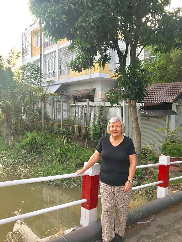 Gia đình Kim Lý sang tận Việt Nam mừng 20/10 cùng bố mẹ Hà Hồ-2