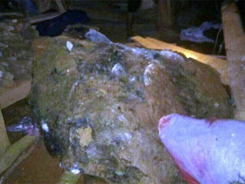 Đá lở từ trên núi lăn xuống nhà dân, đè chết bé gái 11 tuổi