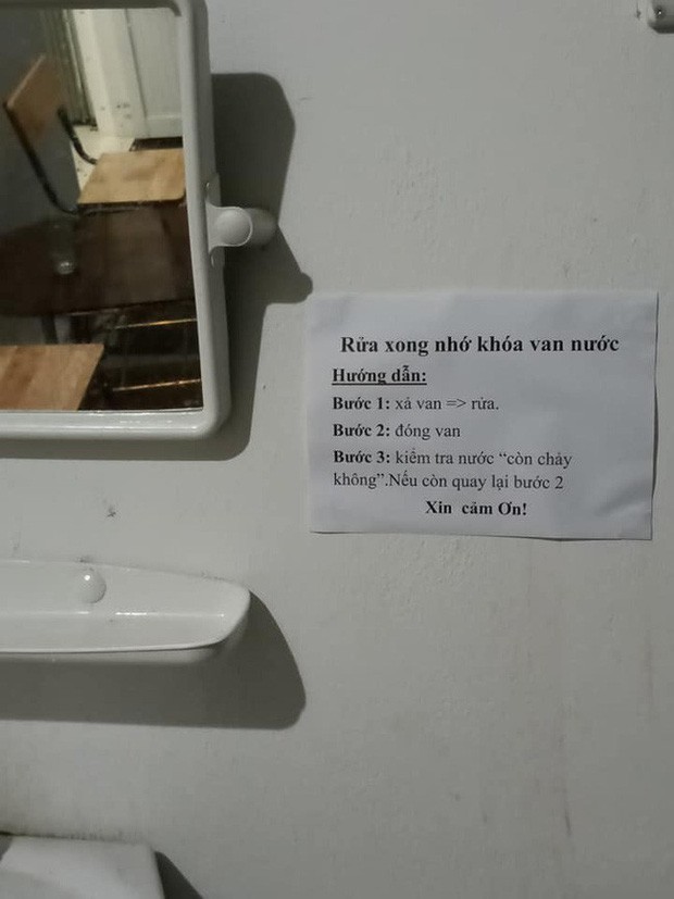 Sợ học sinh đi vệ sinh quên dội nước, thầy giáo viết mấy câu khiến ai cũng giật mình ghi nhớ ngay-1