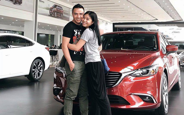 MC Hoàng Linh nhắc nhẹ kỷ niệm 2 năm trước được chồng gọi ra ngoài tặng hoa giữa đêm khuya, dân tình dự đoán quà năm nay chắc phải khủng lắm-1
