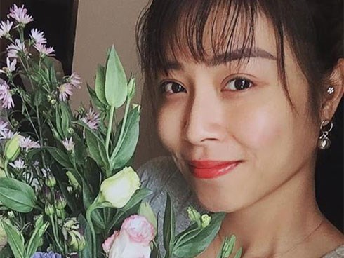 MC Hoàng Linh nhắc nhẹ kỷ niệm 2 năm trước được chồng gọi ra ngoài tặng hoa giữa đêm khuya, dân tình dự đoán quà năm nay chắc phải 