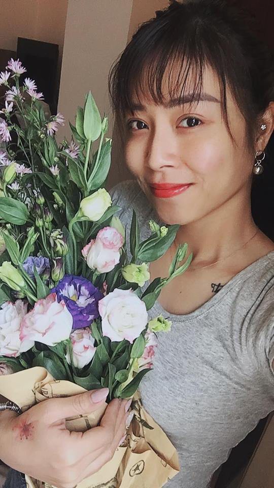 MC Hoàng Linh nhắc nhẹ kỷ niệm 2 năm trước được chồng gọi ra ngoài tặng hoa giữa đêm khuya, dân tình dự đoán quà năm nay chắc phải khủng lắm-3