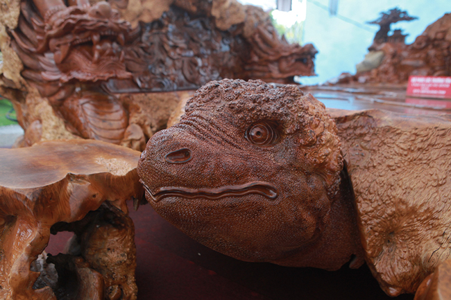 Làm từ sẹo cây nghìn năm tuổi, bộ bàn ghế có giá hơn 5 tỷ-11