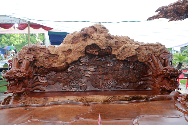 Làm từ sẹo cây nghìn năm tuổi, bộ bàn ghế có giá hơn 5 tỷ-12