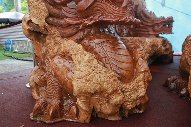 Làm từ sẹo cây nghìn năm tuổi, bộ bàn ghế có giá hơn 5 tỷ-14