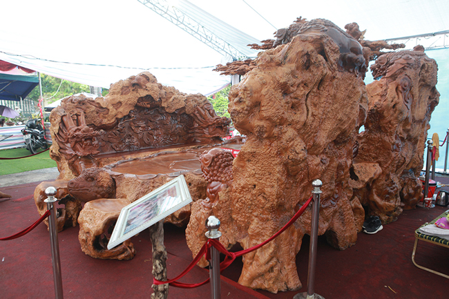 Làm từ sẹo cây nghìn năm tuổi, bộ bàn ghế có giá hơn 5 tỷ-4