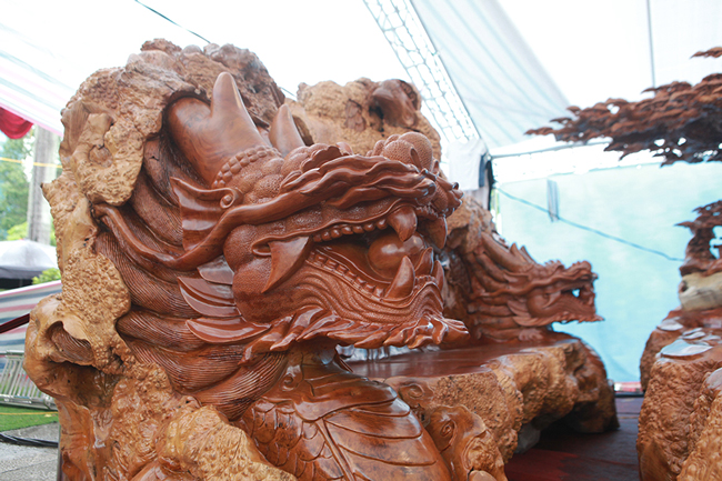 Làm từ sẹo cây nghìn năm tuổi, bộ bàn ghế có giá hơn 5 tỷ-5