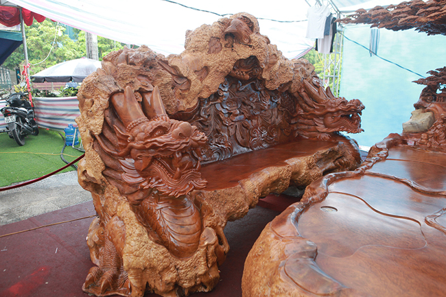 Làm từ sẹo cây nghìn năm tuổi, bộ bàn ghế có giá hơn 5 tỷ-7