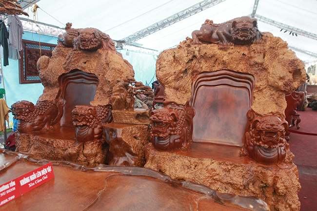 Làm từ sẹo cây nghìn năm tuổi, bộ bàn ghế có giá hơn 5 tỷ-8