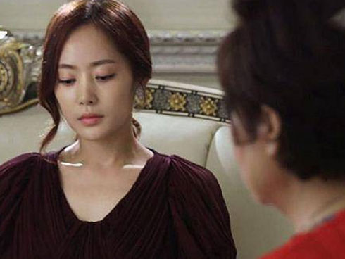 Đêm đầu tiên ở nhà chồng giàu, cô dâu mới tá hỏa khi nghe mẹ chồng cầu xin con trai con cố giúp mẹ lần này thôi...-3