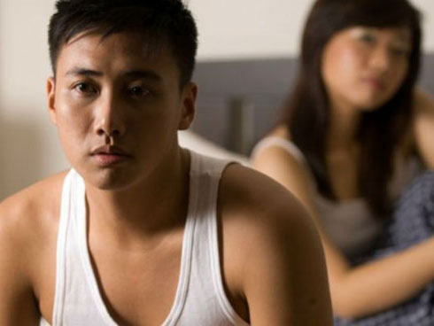 Nghe tiếng con khóc ngằn ngặt, tôi bước vào phòng thì thấy mẹ tôi đứng nhăn nhó bế cháu còn vợ loay hoay làm một việc hết sức vớ vẩn-3