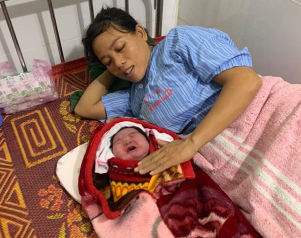 Bé gái sơ sinh nặng 5,5kg chào đời bằng phương pháp sinh thường-2