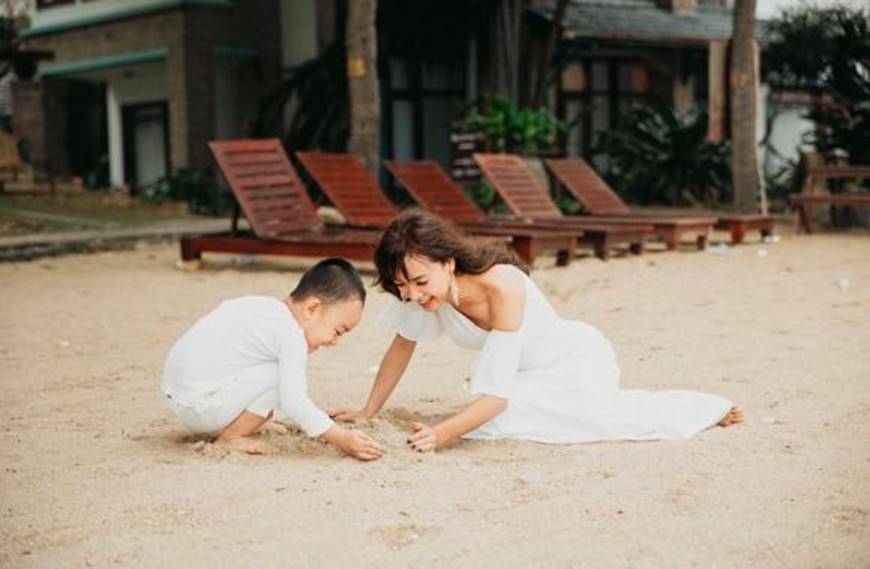 Bộ ảnh ngẫu hứng khi diễn viên Lê Bê La vui đùa cùng con-1