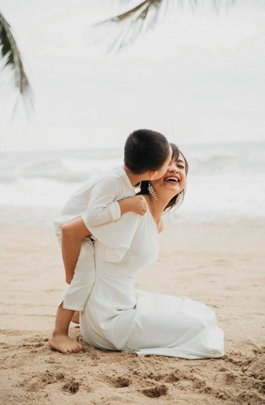 Bộ ảnh ngẫu hứng khi diễn viên Lê Bê La vui đùa cùng con-3